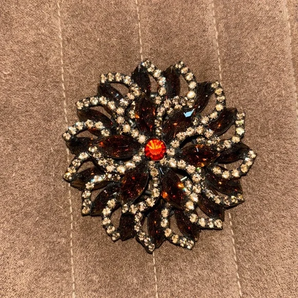 Beautiful brown stone with yellow stone detailing.Red-orange center stone brooch - Picture 1 of 4
